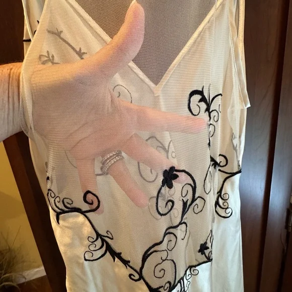 Victoria’s Secret nightgown w/Black Embroidery matching robe for sale too - Picture 4 of 6